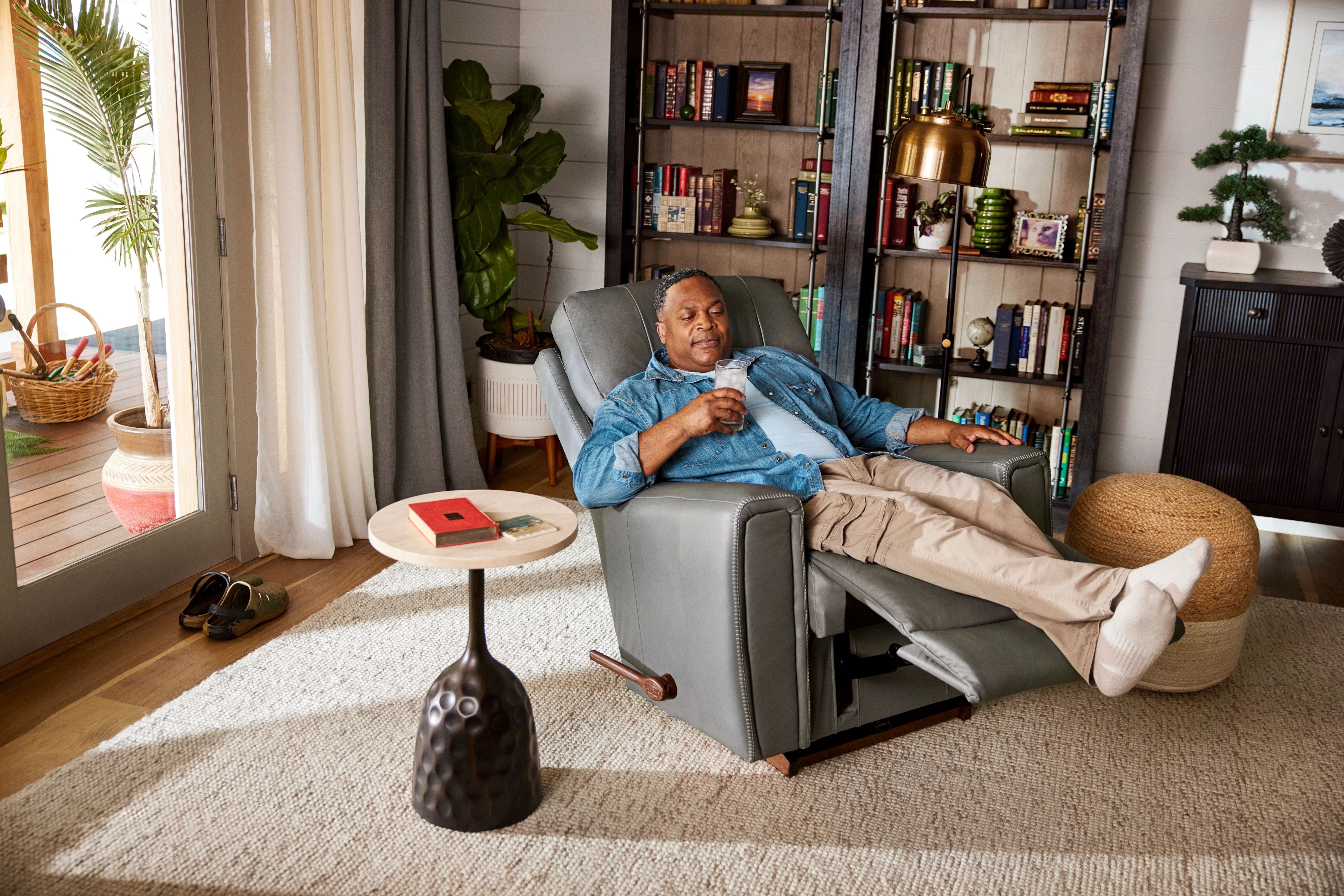 can recliners contribute to hip pain?