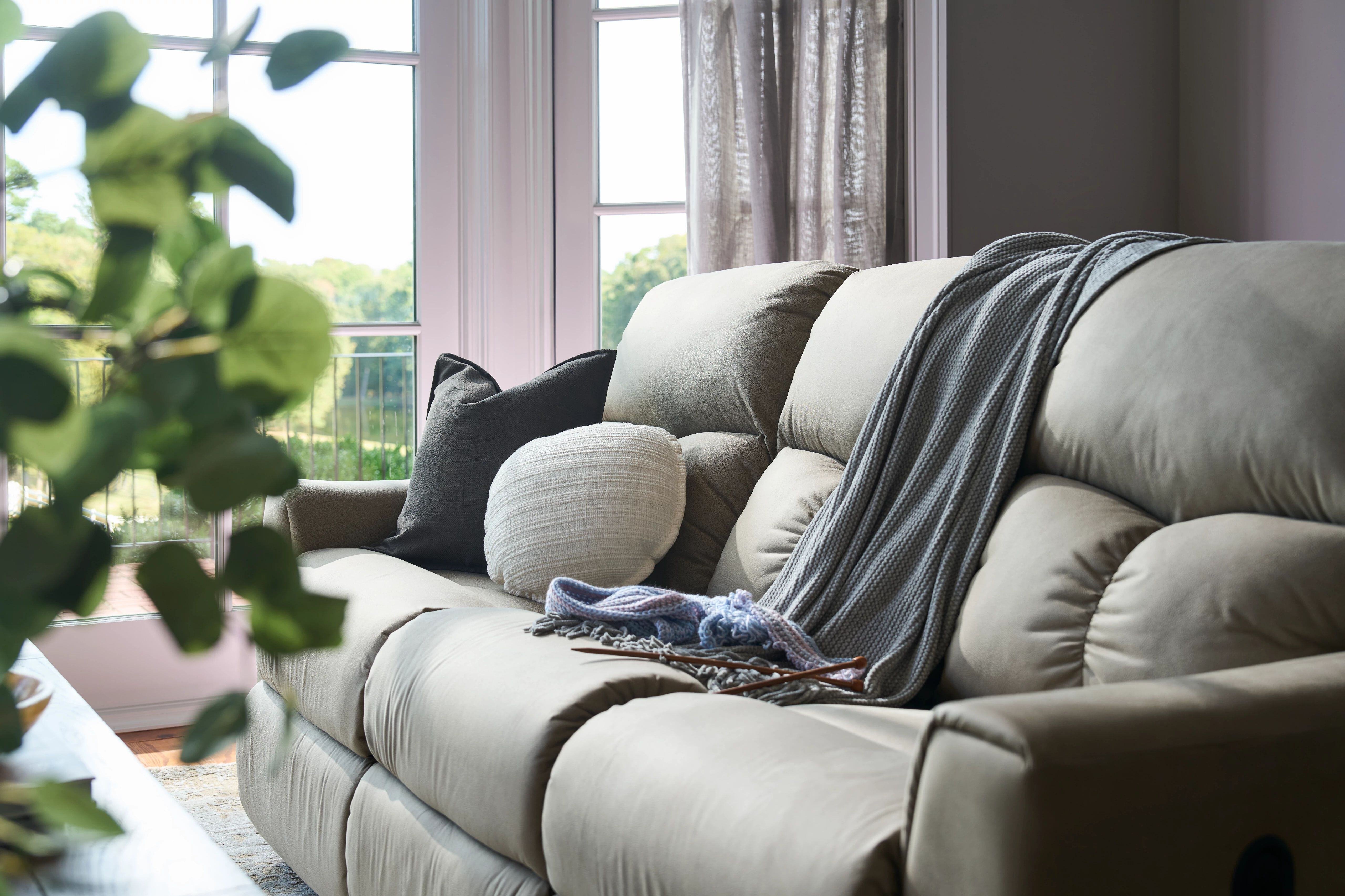 unique features of the hawthorn reclining sofa