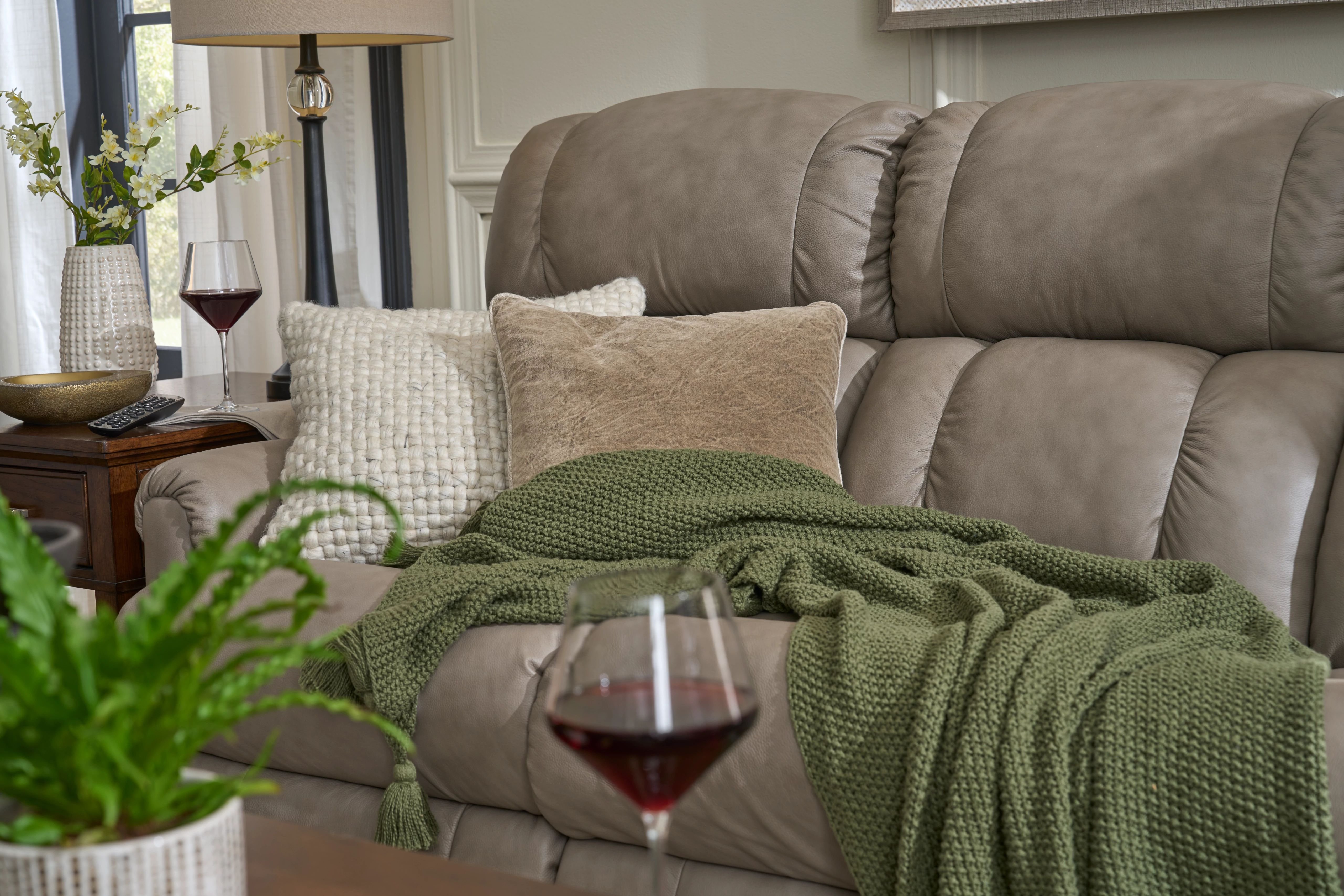 unique features of the pinnacle wall reclining sofa
